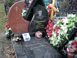 Памятник из красного гранита