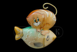 Sv44-00312 Фигурка "Кот на рыбе" из селенита, 80*20*80 мм