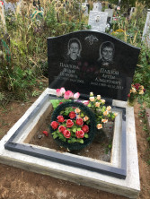 Гранитный семейный памятник с вырезом, цветником и установкой