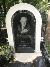 Гранитный памятник с мраморной аркой с установкой