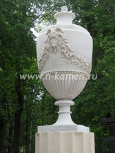 Декоративная скульптура из белого мрамора. Вазон