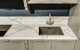 Столешница и остров из кварцевого камня SMARTQUARTZ ARABESCATO GRIGIO.