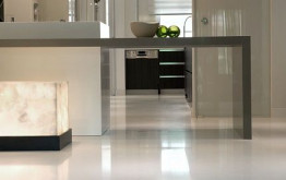 Облицовка ступеней лестницы кварцевым агломератом Technistone Crystal Absolute White.