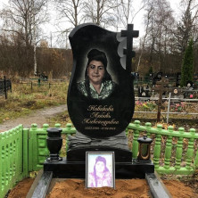 Памятник из гранита габбро-диабаза . Форма Тюльпан с крестом и гвоздиками. Ручная резка.