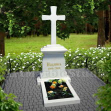 Крест на постаменте