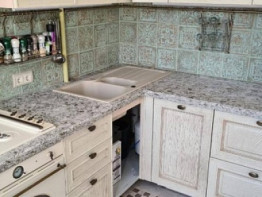 Яркая столешница из кварца