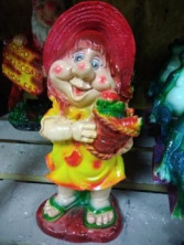 садовая фигура гном с корзиной