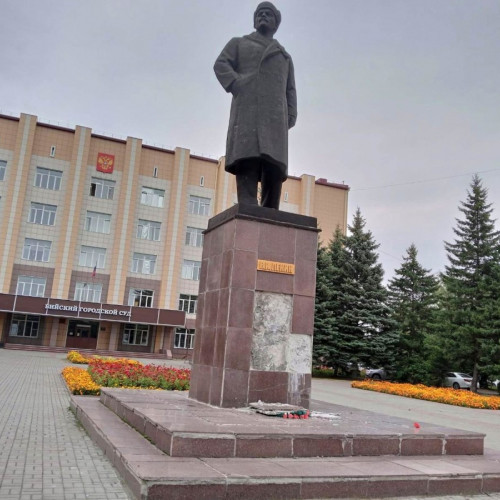 Ожесточенные торги за право реставрации памятника Ленину.