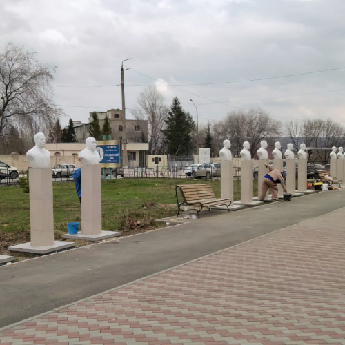Саратовский район требует вернуть деньги за 11 мраморных бюстов в Сквере Памяти поселка Соколовый города Саратов!